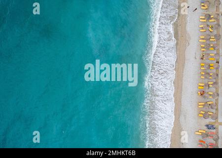 Direkter Blick auf die Sonnenschirme und den Strand am Bunec Beach im Sommer 2022, Albanien Stockfoto