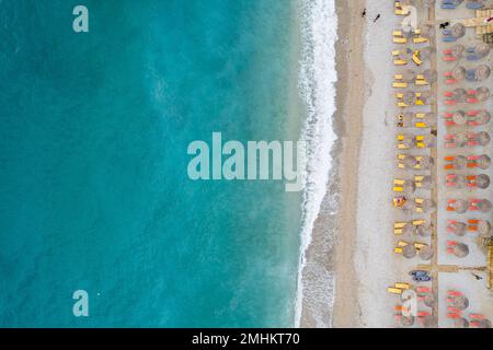 Direkter Blick auf die Sonnenschirme und den Strand am Bunec Beach im Sommer 2022, Albanien Stockfoto