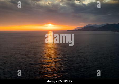 Luftaufnahme des Sonnenuntergangs am Bunec Beach im Sommer 2022, Albanien Stockfoto