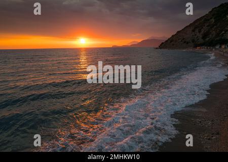 Luftaufnahme des Sonnenuntergangs am Bunec Beach im Sommer 2022, Albanien Stockfoto
