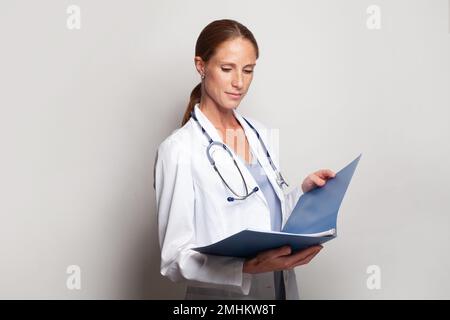 Gesundheitskonzept. Arztin mittleren Alters im einheitlichen Porträt Stockfoto