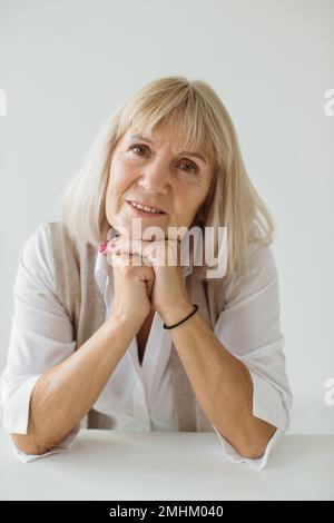 Schöne ältere Frau mit einem kurzen Haarschnitt Stockfoto
