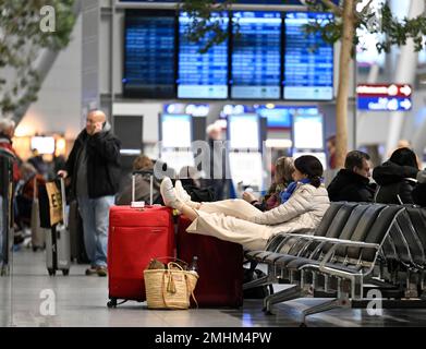 Düsseldorf, Deutschland. 27. Januar 2023. Zum Thema Servicebericht vom 27. Januar 2023: Passagiere am Flughafen Düsseldorf brauchen Geduld am Freitag: Es gab Verspätungen und Flugausfälle aufgrund eines Warnstreiks. Kredit: Roberto Pfeil/dpa/Alamy Live News Stockfoto