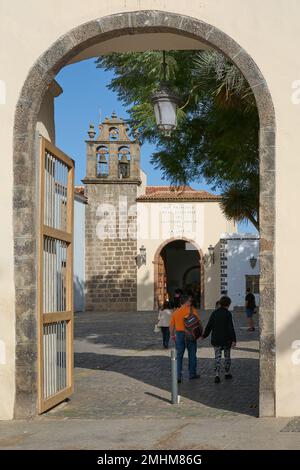 Teneriffa, Spanien - 24. Januar 2023: San Francisco Real Santuario del Sant simo Cristo de la Laguna in Teneriffa, Spanien, mit Menschen, die den Tempel betreten Stockfoto