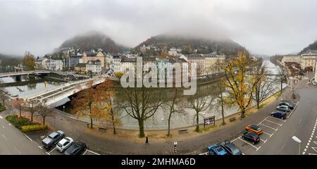 Bad Ems, Deutschland - 26. November 2022: Besichtigung der Stadt Bad Ems an einem nebligen Morgen. Stockfoto