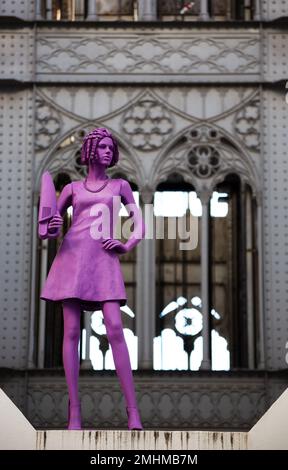 Superlinox, der geheimnisvolle Künstler, hat „Sofia“ im Elevador de Santa Justa hinterlassen. Die Skulpturen des Künstlers erscheinen in der Nacht auf mysteriöse Weise. Stockfoto