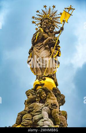 Großartiger Blick aus nächster Nähe auf die Madonna-Statue auf dem Kornmarkt in der Altstadt von Heidelberg. Die barocke Statue sitzt auf dem... Stockfoto