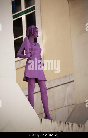 Superlinox, der geheimnisvolle Künstler, hat „Sofia“ im Elevador de Santa Justa hinterlassen. Die Skulpturen des Künstlers erscheinen in der Nacht auf mysteriöse Weise. Stockfoto