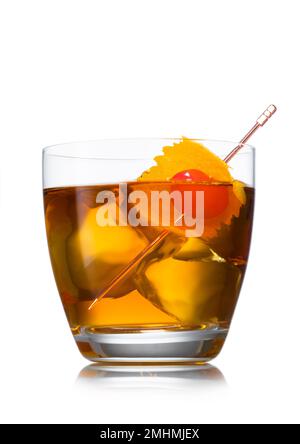 Altmodischer Cocktail mit Eiswürfeln und Kirsche mit Orangenschale auf Weiß. Stockfoto