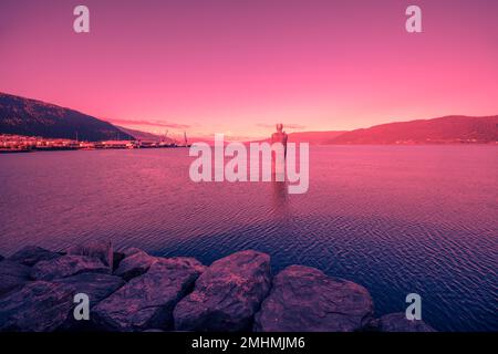 Panoramablick auf den Fjord bei Sonnenuntergang. Mo i Rana, Norwegen Stockfoto