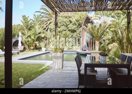 Natur, Ferienunterkunft und Garten in der Lodge, luxuriöses Sommerziel mit Pool, Pflanzen und Bäumen in Bali. Reisen, Spa-Urlaub und Zeit Stockfoto