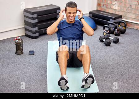 Fitness-Kampf, Sit-Ups oder Männer trainieren Bauchmuskeln für einen starken Magen auf dem Boden. Calisthenics, abs-Herausforderung oder gesunder Sportler in einem schwierigen Stockfoto