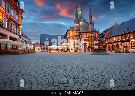 Wernigerode, Deutschland. Stadtbild des historischen Stadtzentrums von Wernigerode, Deutschland, mit dem Alten Rathaus bei Sonnenaufgang im Sommer. Stockfoto