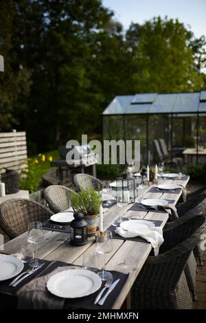 Tisch im Garten Stockfoto