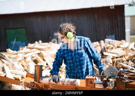 Reife Frau, die im Sägewerk arbeitet Stockfoto