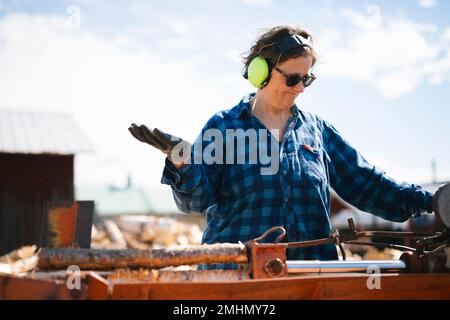 Reife Frau, die im Sägewerk arbeitet Stockfoto