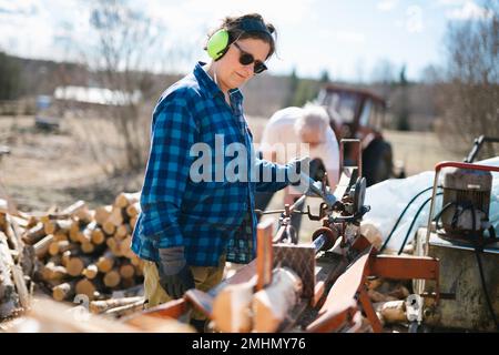 Reife Frau, die im Sägewerk arbeitet Stockfoto