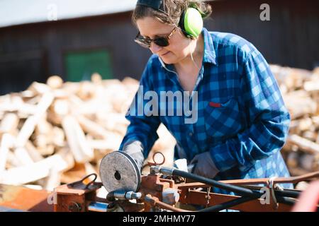 Reife Frau, die im Sägewerk arbeitet Stockfoto