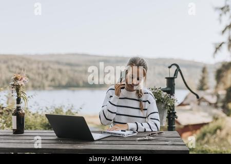 Junge Frau, die mit dem Handy telefoniert Stockfoto