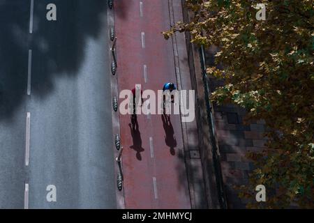 Radfahrer auf der Straße, Fahrradfahrer in Bilbao, Spanien Stockfoto