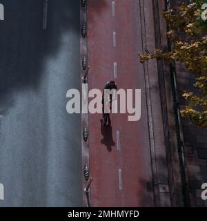 Radfahrer auf der Straße, Fahrradfahrer in Bilbao, Spanien Stockfoto