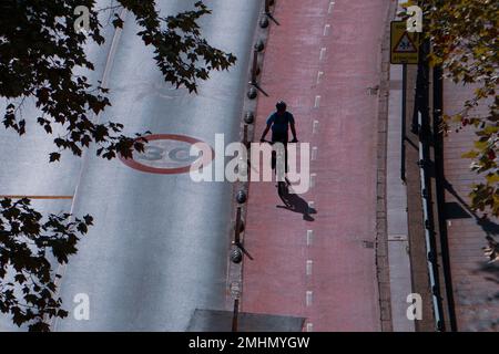 Radfahrer auf der Straße, Fahrradfahrer in Bilbao, Spanien Stockfoto