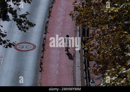 Radfahrer auf der Straße, Fahrradfahrer in Bilbao, Spanien Stockfoto