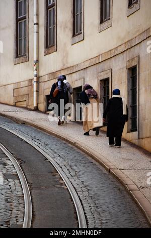 Frauen in traditioneller Kleidung erklimmen die steilen Straßen von Lissabon Stockfoto