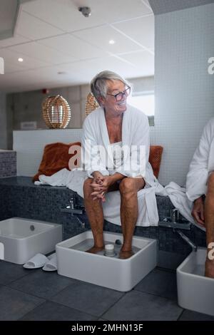 Seniorin, die im Spa ein Fußbad nimmt Stockfoto