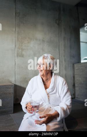 Ältere Frau wegschauen Stockfoto
