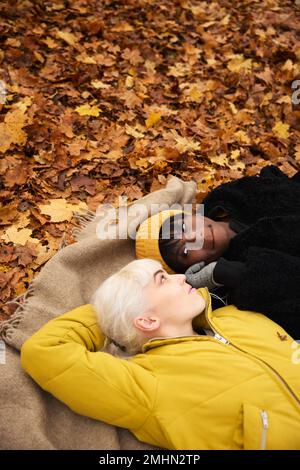 Weibliche Freunde, die zusammen liegen Stockfoto