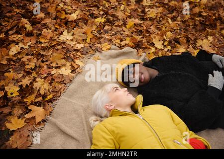 Weibliche Freunde, die zusammen liegen Stockfoto