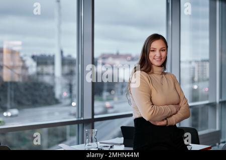 Porträt der jungen Unternehmerin im Büro Stockfoto