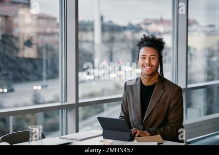Portrait der junge Unternehmer mit Tablet-PC im Büro Stockfoto