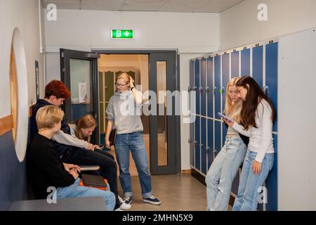 Teenager-Kinder in der Schulumkleide Stockfoto