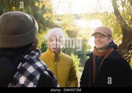 Lächelnden Freunde reden im freien Stockfoto