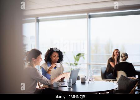 Leute, die in der Cafeteria reden Stockfoto