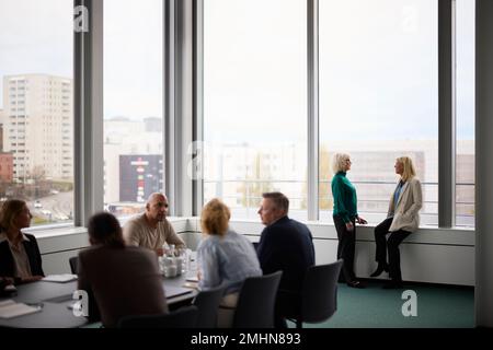 Personen, die während eines Geschäftstreffens sprechen Stockfoto