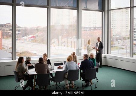 Personen, die während eines Geschäftstreffens sprechen Stockfoto