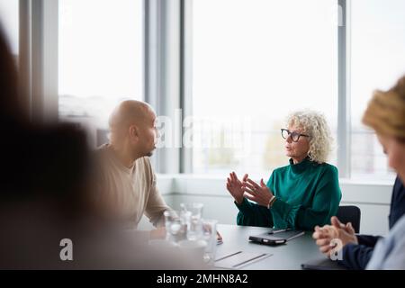Personen, die während eines Geschäftstreffens sprechen Stockfoto