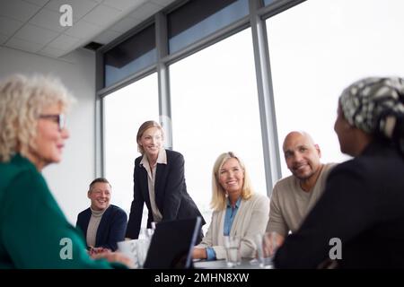 Eine Frau, die während eines Geschäftstreffens spricht Stockfoto