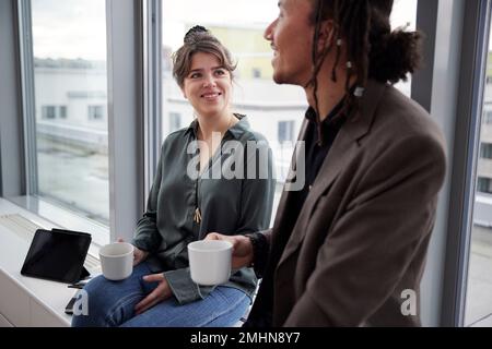 Geschäftsleute mit Kaffee Pause im Büro Stockfoto