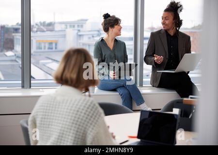 Geschäftsleute auf Laptops im Büro Stockfoto