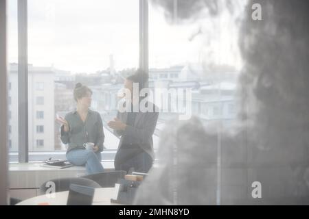 Geschäftsleute mit Kaffee Pause im Büro Stockfoto