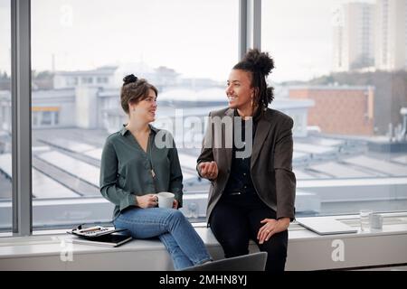 Geschäftsleute mit Kaffee Pause im Büro Stockfoto