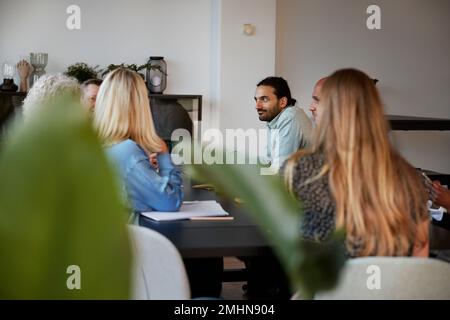 Leute, die in der Cafeteria reden Stockfoto