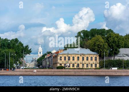 St. Petersburg, Blick über die Bolshaya Neva bis zum Ufer der Universität Stockfoto