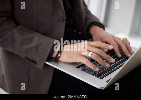 Geschäftsmann, die Eingabe auf Laptop im Büro Stockfoto