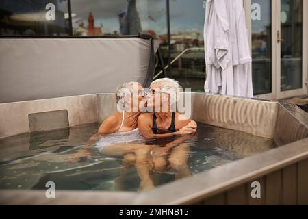 Seniorinnen entspannen sich im Whirlpool Stockfoto