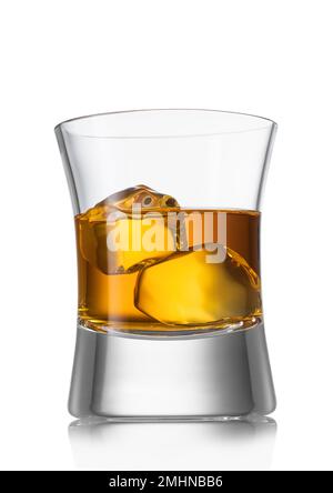 Scotch Whiskey mit Eiswürfeln in elegantem Glas auf Weiß. Stockfoto